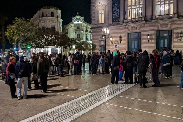 Environ 250 personnes se sont rassemblées devant l'Opéra Comédie à Montpellier, pour "fêter" le décès de Jean-Marie Le Pen, selon le décompte des forces de l'ordre.