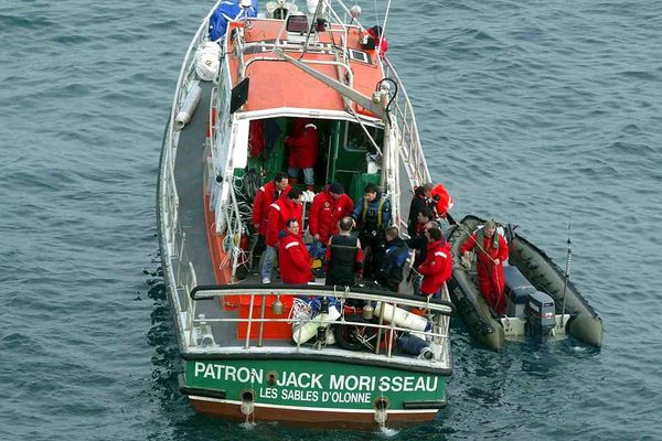 Le canot de sauvetage de la SNSM "Patron Jack Morisseau" lors d'une opération de sauvetage en mer