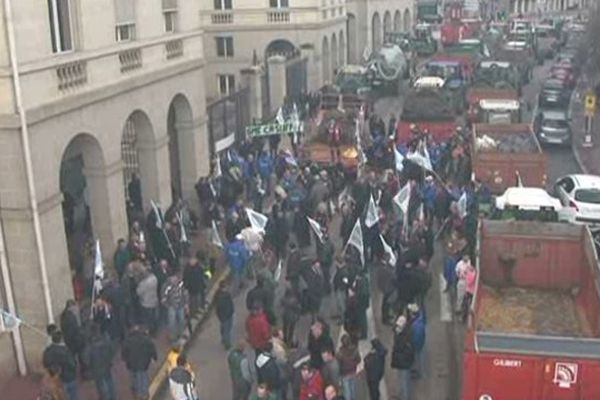 En avril 2013, les agriculteurs avaient manifesté à Limoges avec leurs tracteurs, contre la baisse de leurs revenus et la hausse de leurs charges.
