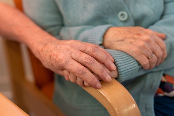 En France, plus de 11 millions de personnes prennent soin d'un proche malade, handicapé ou âgé.