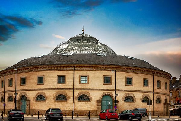 Dans l'Orne, un ciel assez dégagé en fin de journée à Alençon, sur la Halle au Blé.