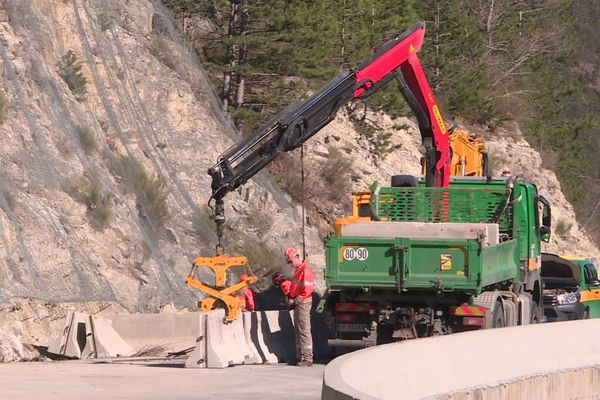 Installation, d'une glissière de sécurité en béton sur la RN 85 pour assurer la sécurité.