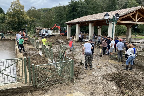 Après les intempéries et la destruction de deux ponts dans le secteur de Chavanay, les habitants se sont mobilisés pour nettoyer la commune, ce vendredi 18 octobre.