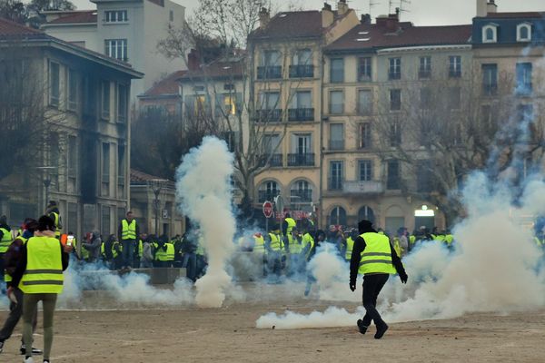 Le 1er décembre 2018, des Gilets jaunes avaient incendié une partie de la préfecture du Puy-en-Velay, en Haute-Loire.