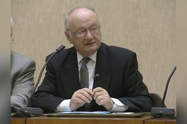 Président du conseil général de la Drôme de 1992 à 2004 avec une brève interruption entre 2001 et 2002 pour raisons de santé, Jean Mouton a marqué le paysage politique local.