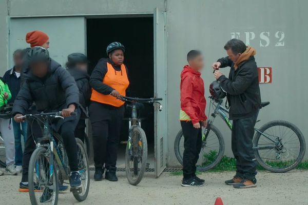 Les élèves de Grigny se préparant à un cours de vélo