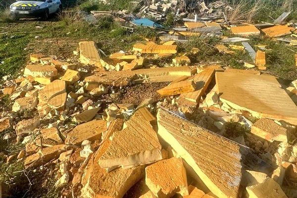 Des tonnes de gravats jetés dans la nature à Saint-Brès, dans l'Hérault, en mars 2024.