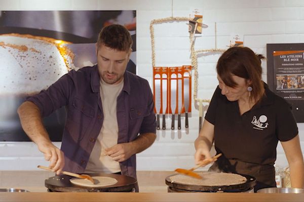 Tudu o teskiñ fardañ ur grampouezhenn. Tudu apprenant à faire une crêpe.