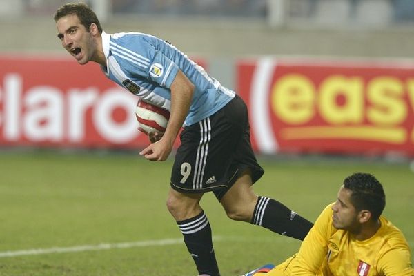 Le péruvien Raul Fernandez à terre après un but argentin 