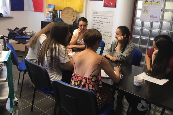 Les jeunes entrepreneurs en pleine discussion.