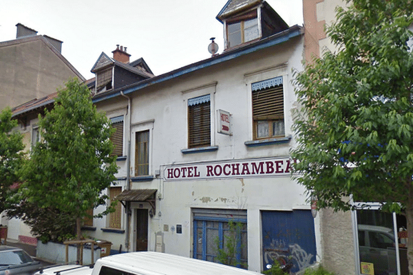 L'hôtel Rochambeau est un modeste établissement grenoblois proposant 13 chambres à la location.