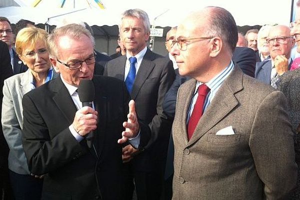 Bernard Cazeneuve, ministre de l'Intérieur, à droite, en compagnie du maire de Lessay (Manche), Claude Tarin, le 12 septembre 2014