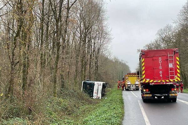 Le bus s'est complètement couché dans le fossé.