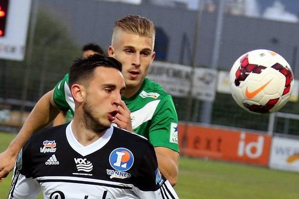 Thomasson (devant) et Decker lors du match SRC - Vannes OC de la 29e journée du championnat de France National à Colmar le 18 avril 2014.