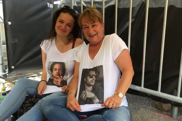 Elles attendent de pénétrer dans le théâtre de plein air de la Foire aux Vins de Colmar depuis cinq heures du matin