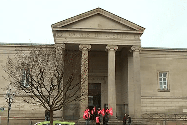 Manifestation devant le Palais de Justice de Périgueux