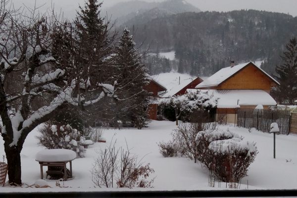 Barcelonnette ce matin au réveil, la neige continue de tomber.