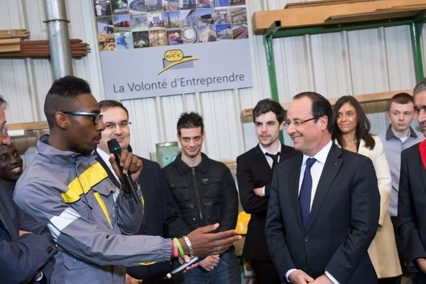 François Hollande s'est rendu aux Mureaux (Yvelines) pour défendre sa "boîte à outils" contre le chômage.