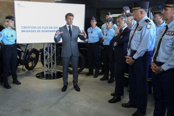 Emmanuel Macron annonce la création de 238 nouvelles brigades de gendarmerie lors de l'inauguration de la brigade de Thonneins (Lot-et-Garonne).