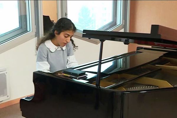 Noà Zanon, jeune prodige du piano résidant à Bessey-en-Chaume en Côte-d'Or