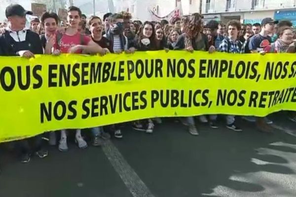 Plus de 4000 manifestants étaient réunis Place de la Liberté, à Tours, jeudi 19 avril