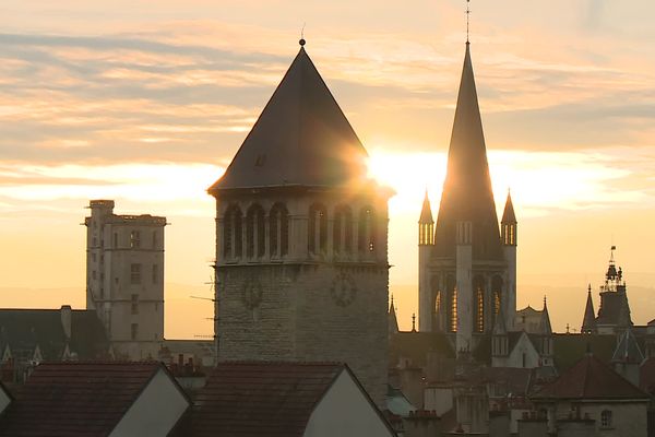 La tour Saint-Nicolas dans le soleil couchant