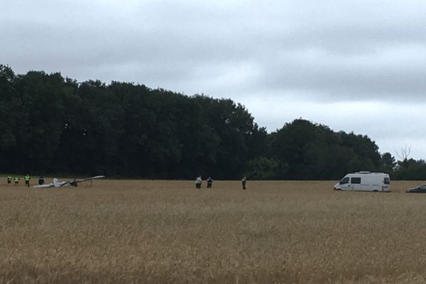 L'avion de voltige s'est écrasé dans un champ près de l'aérodrome