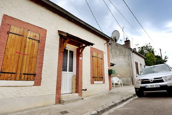 Le corps sans vie d'une femme âgée d'une cinquantaine d'années avait été retrouvé, lundi 3 juin, à son domicile à Rogny-les-Sept-Écluses, petit village de l'Yonne frontalier avec le Loiret.