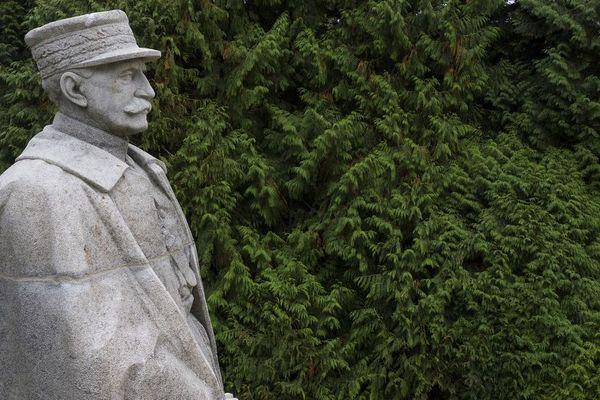 La statue du Maréchal Foch, dans la forêt de Compiègne.