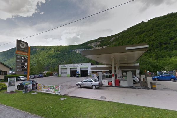 Un camping car a pris feu, ce vendredi 14 août, sur une station-service de Saint-Claude dans le Jura.