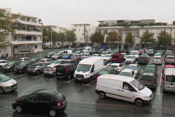 De nombreux étudiants rochelais sont contraints de prendre leur voiture et ils souhaitent le maintien de la gratuité du stationnement.