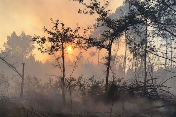 Plus de 400 sapeurs-pompiers avaient été mobilisés pour éteindre le feu autour de Bédenac