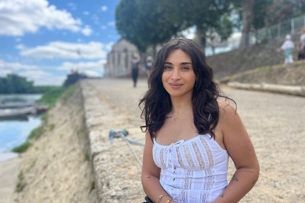 La chanteuse et comédienne Camélia Jordana est la marraine du festival qui se déroule sur les bords de la Garonne du 12 au 14 juillet 2024.