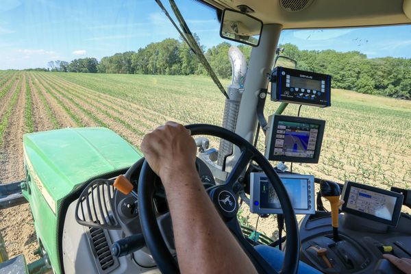 Des vols récents de systèmes d'autoguidage GPS ont incité les services de l'Etat de la Meuse à prévenir les agriculteurs du risque de se faire dépouiller de cet outil coûteux et indispensable à leurs travaux des champs aujourd'hui.