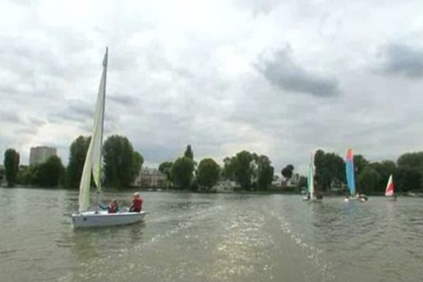 Faites du bateau sur le lac d'Enghien, en plein centre ville !