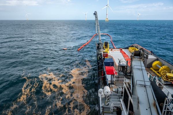 Dans le cadre de cet exercice antipollution, la nappe de pollution fictive est repésentée par la paille de riz que des barrages de confinement vont tenter de contenir.