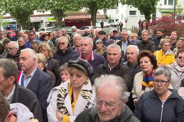 Une petite centaine d'anonymes a tenu à faire part de son soutien au maire de Combo-les-bains.