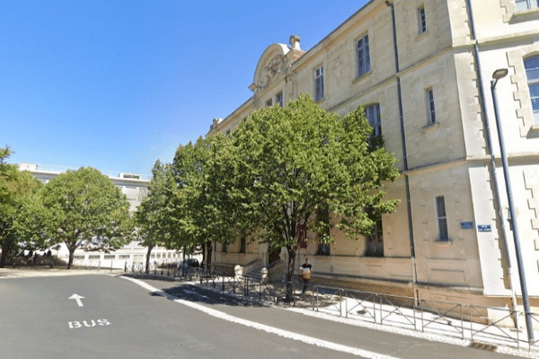 Béziers (Hérault) - la Place Charles de Gaulle et le collège Paul Riquet - archives.