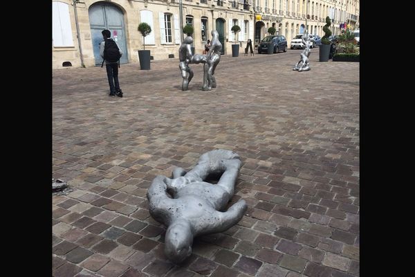 Une des statues de La Caravane de Joep Van Lieshou à terre ce lundi sur la place Saint-Sauveur à Caen