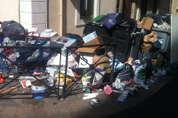 01/07/16 - Le ramassage des poubelles fonctionnent déjà au ralenti, comme ici à Ajaccio (Corse-du-Sud)