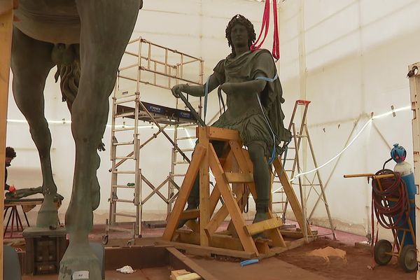 Rénovation de la statue équestre de Louis XIV : le roi-soleil a perdu de sa superbe... plus pour longtemps. février 2024