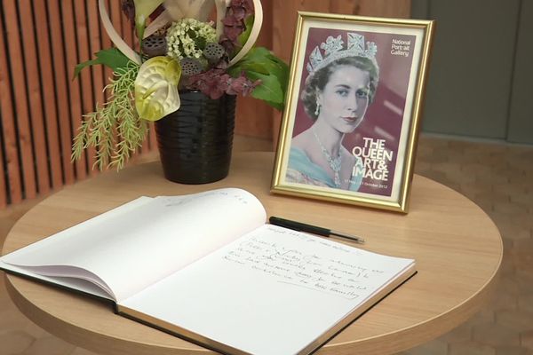 Un livre d'or pour rendre un hommage écrit à la reine Elizabeth II au château d'Hardelot.