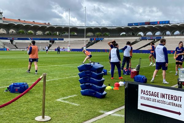 L'équipe de france de rugby féminin à l'entraînement au stade Chaban à Bordeaux avant la rencontre face à l'Angleterre pour le titre du tournoi des 6 Nations ce samedi 27 avril 2024.