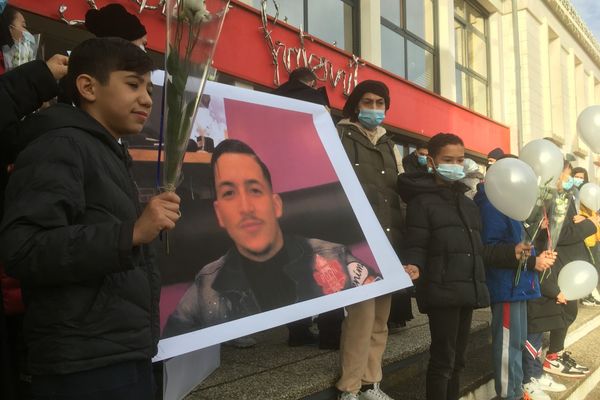 Le portrait de Zinedine brandi lors d'une marche blanche lundi 27 décembre.