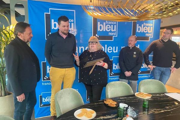 Pépée Le Mat, au centre, remet le premier prix à Matthieu Toulemonde (à sa droite)