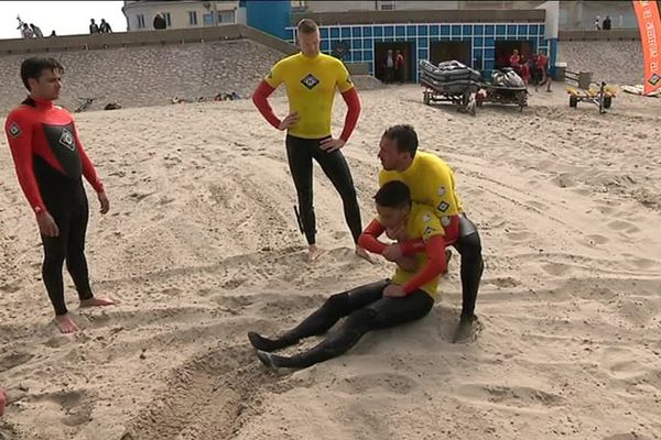 Les futurs sauveteurs en mer apprennent le secourisme en milieu naturel.