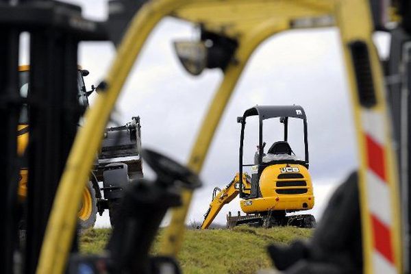 L'homme, âgé de 27 ans, a été happé sous les chenilles de la mini-pelle qu'il conduisait 