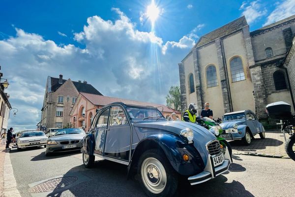 Des dizaines de véhicules anciens se sont réunis à Saulieu (Côte-d'Or), dimanche 19 mai 2024.