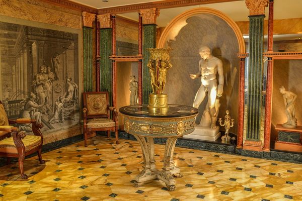 L'intérieur est décoré époque Empire.