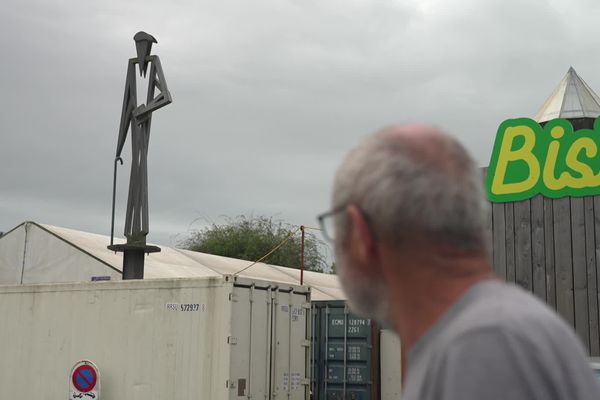 La figure de l'abbé Pierre devrait progressivement disparaître des espaces où il était affiché.